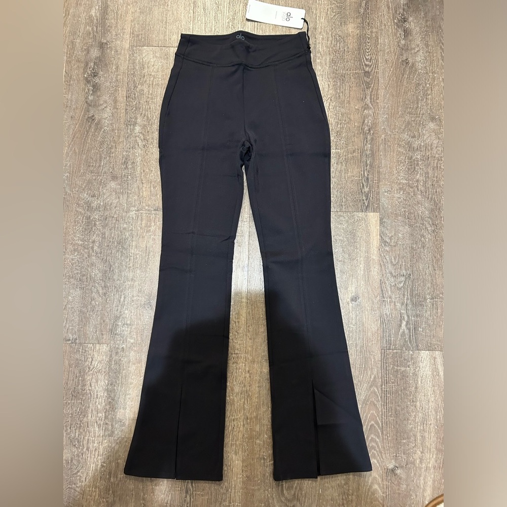 Alo Yoga Airbrush High-waist 7/8 Flutter Legging. NWT. Black Size M.
